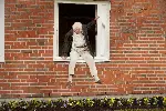 창문 넘어 도망친 100세 노인 포스터 (The 100 year old man who climbed out the window and disappeard poster)