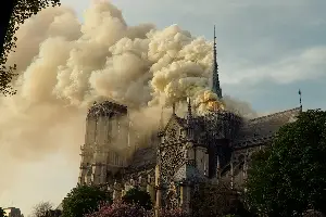 노트르담 온 파이어 포스터 (Notre-Dame on Fire poster)