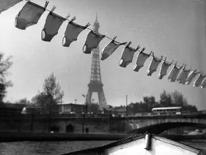 파리 시청 앞에서의 키스: 로베르 두아노 포스터 (Robert Doisneau: Through the Lens poster)